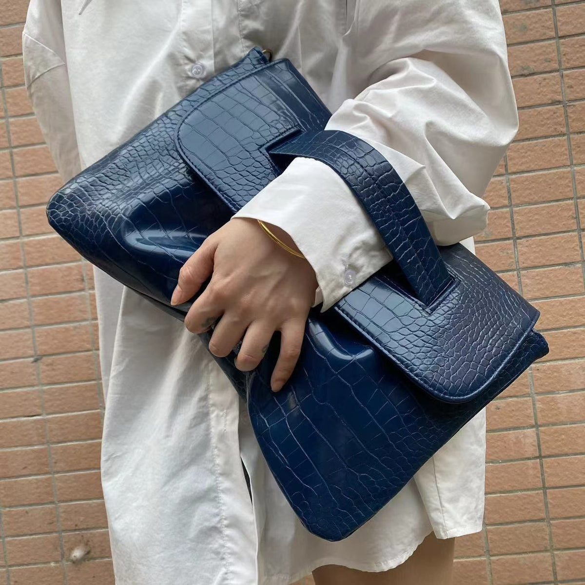 Crocodile patterned carrying bag with sleeve