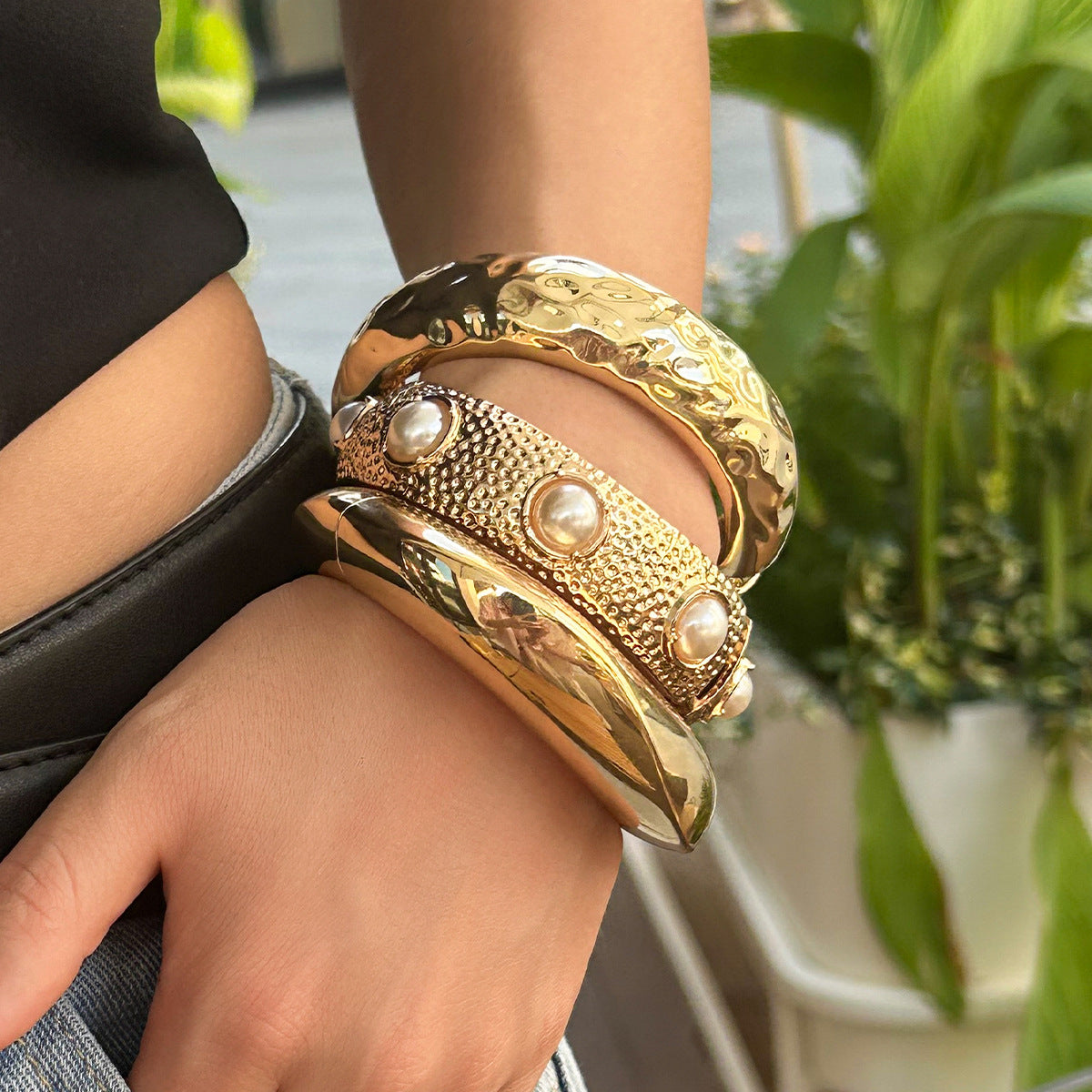 Pleated concave pearl bracelet