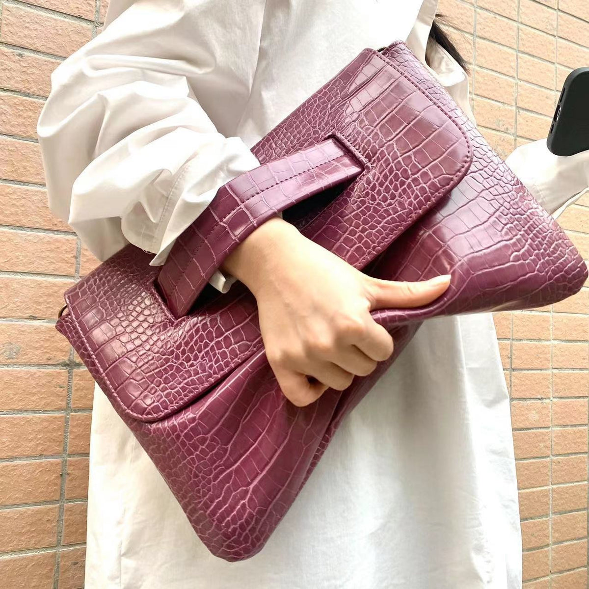 Crocodile patterned carrying bag with sleeve