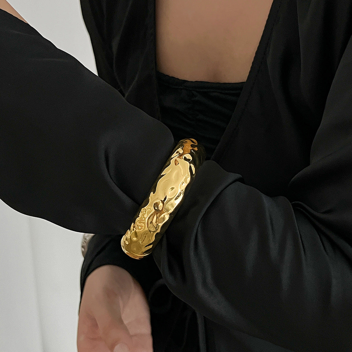 Pleated concave pearl bracelet