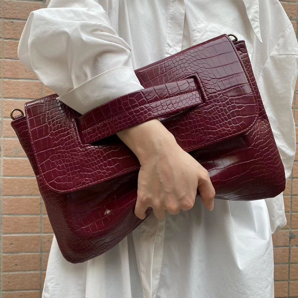 Crocodile patterned carrying bag with sleeve