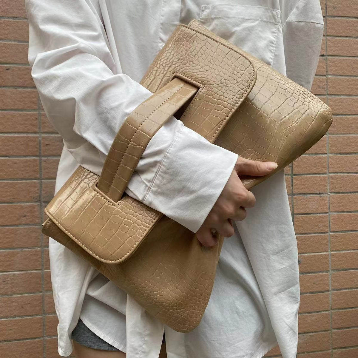 Crocodile patterned carrying bag with sleeve