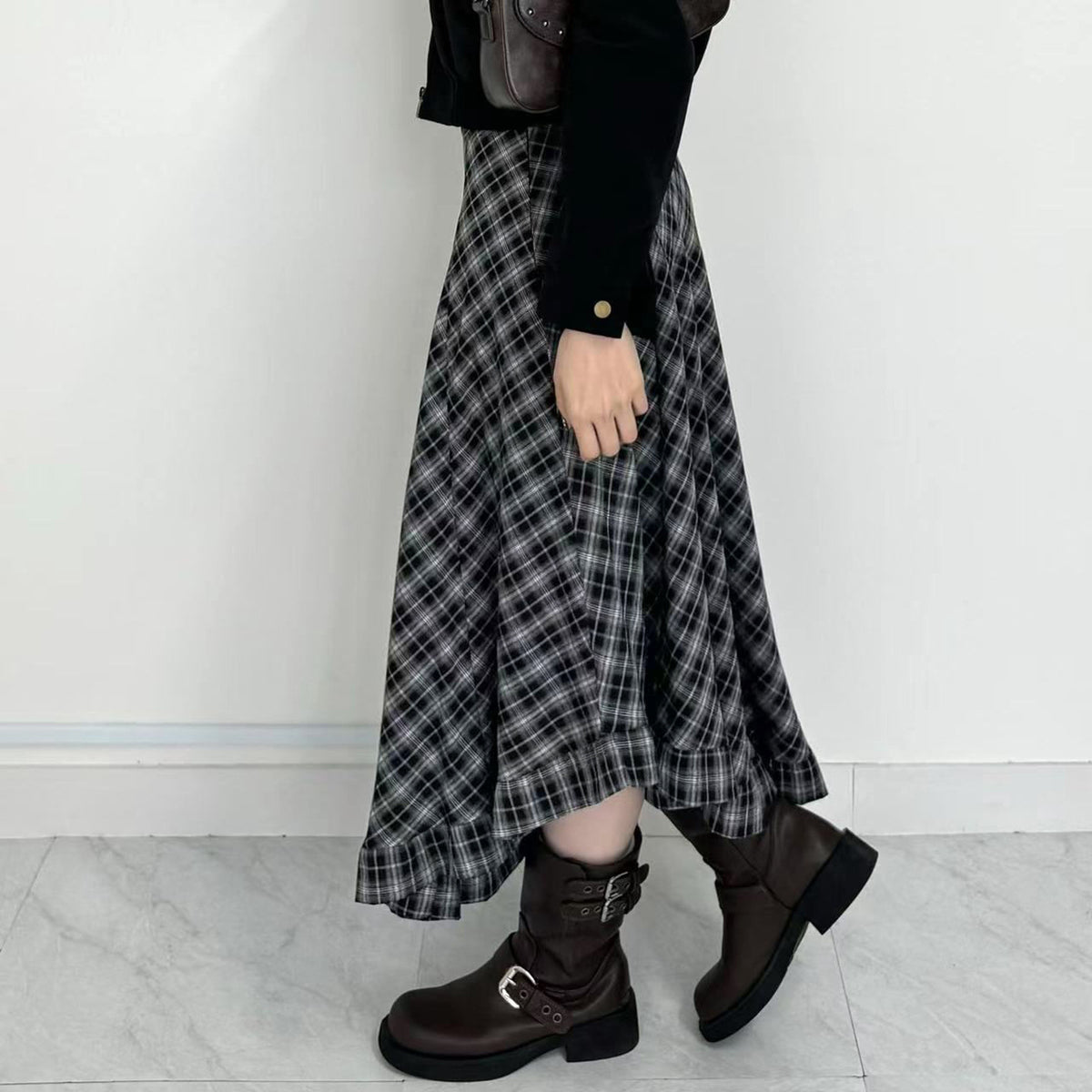 Irregular plaid skirt with half length
