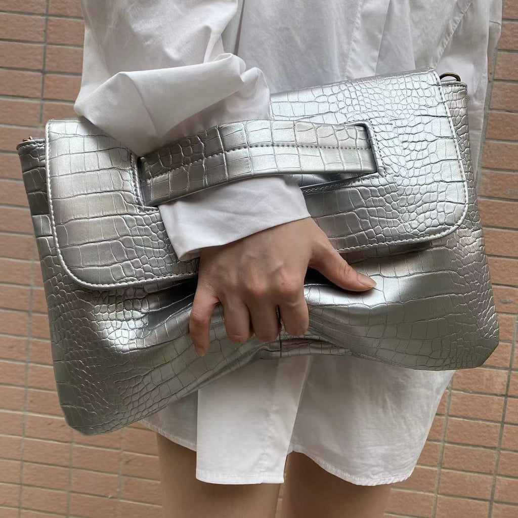 Crocodile patterned carrying bag with sleeve