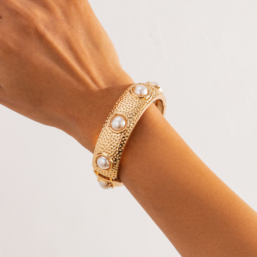 Pleated concave pearl bracelet