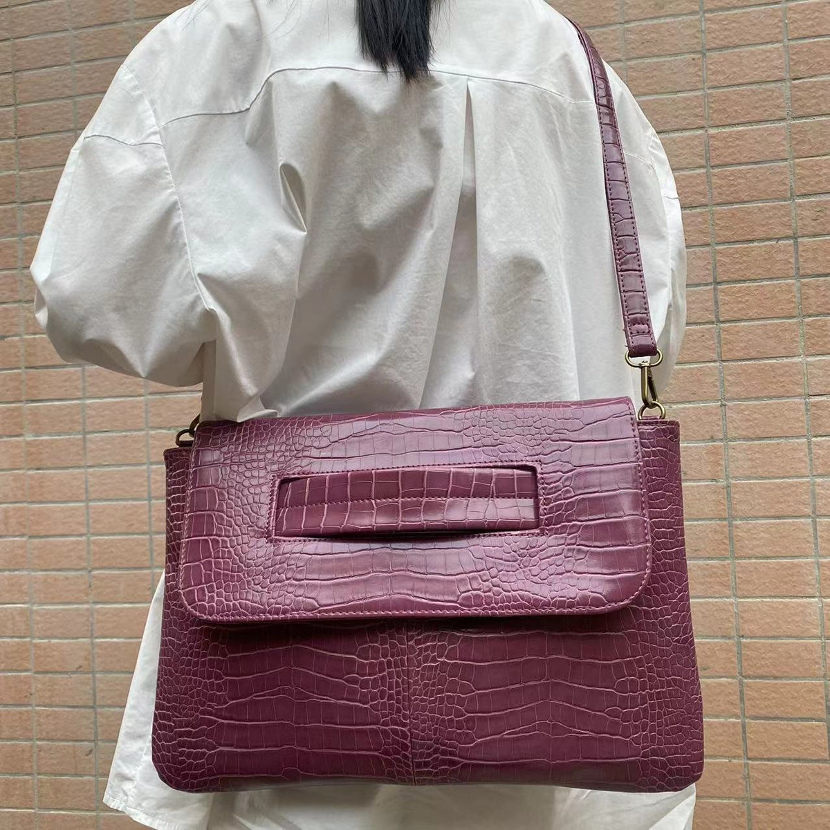 Crocodile patterned carrying bag with sleeve