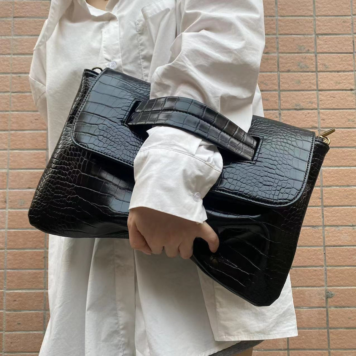 Crocodile patterned carrying bag with sleeve